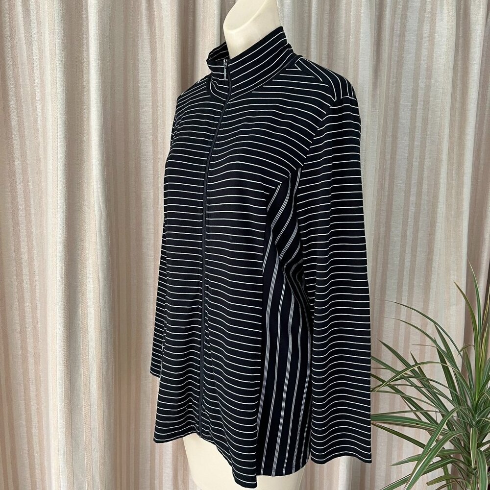 Habitat lightweight zip front jacket, stand-up collar, side seam pockets. Size M